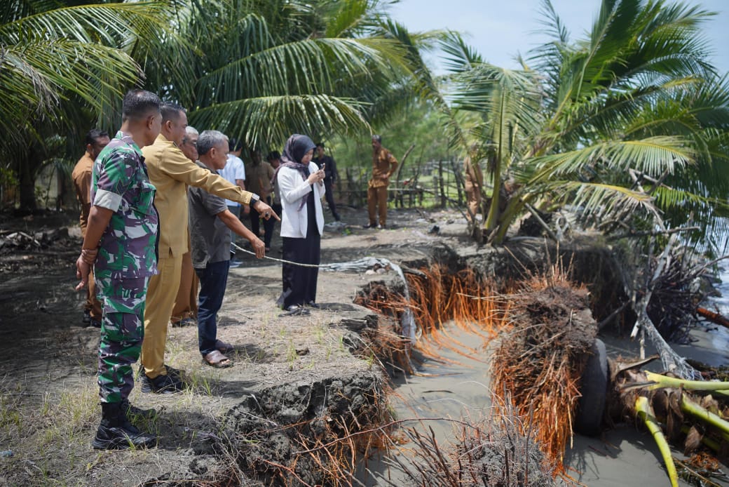 Abrasi Ancam Pantai Naga Permai