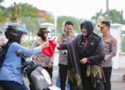 Jelang HUT Ke-80 RI, Forkopimda Bagikan 500 Bendera Merah Putih Ke Warga Banda Aceh