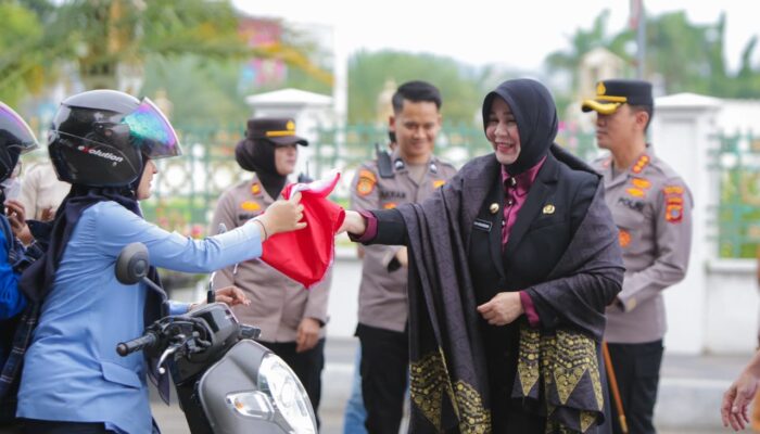 Jelang HUT Ke-80 RI, Forkopimda Bagikan 500 Bendera Merah Putih Ke Warga Banda Aceh