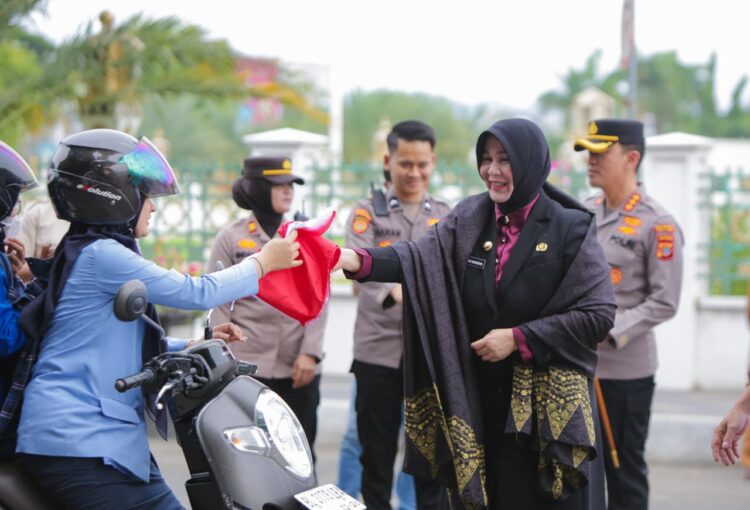 Jelang HUT Ke-80 RI, Forkopimda Bagikan 500 Bendera Merah Putih Ke Warga Banda Aceh