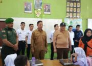 Dahnil Ginting Gandeng Yayasan Safira Berikan Makan Bergizi Gratis 3200 Siswa