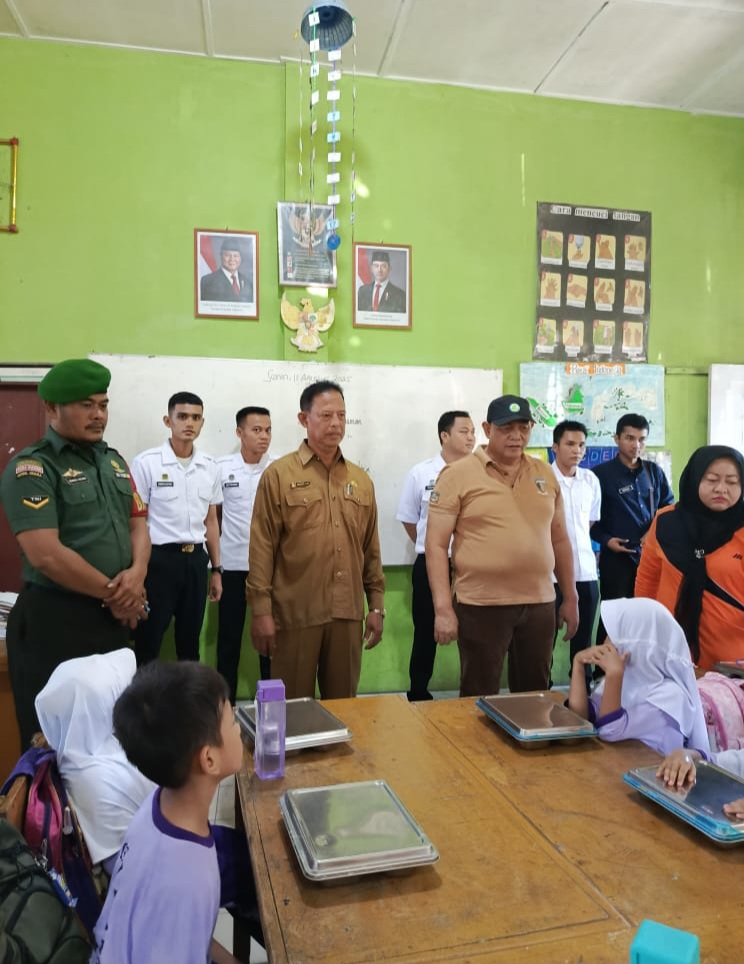 Dahnil Ginting Gandeng Yayasan Safira Berikan Makan Bergizi Gratis 3200 Siswa