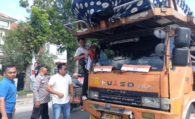 Sambut HUT Ke-80 RI, PT. KIP Bagikan 300 Bendera Merah Putih