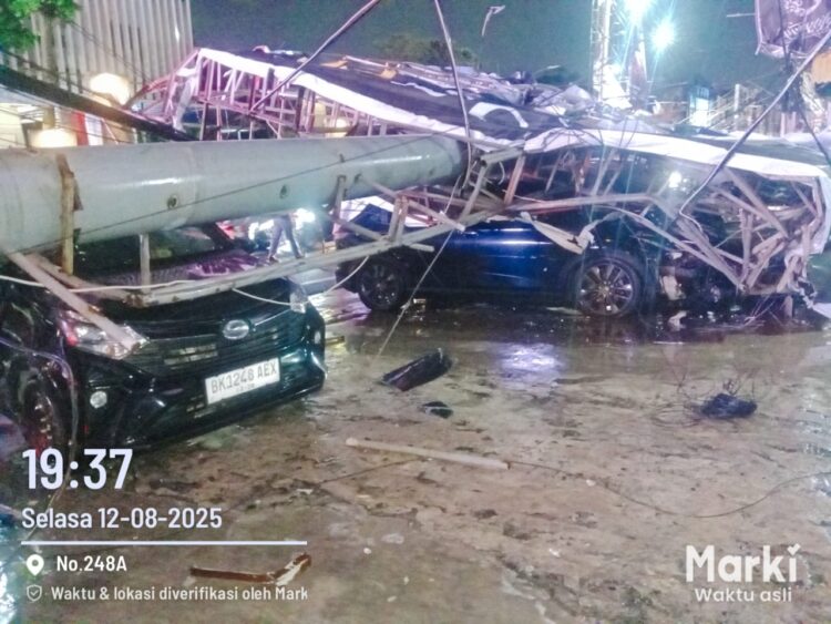 Hujan Deras Dan Angin Kencang Tumbangkan Billboard Timpa Mobil Dan Ruko