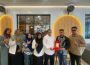 Eddyanto Terima Penghargaan Dari Perangkat Gampong Seuriget