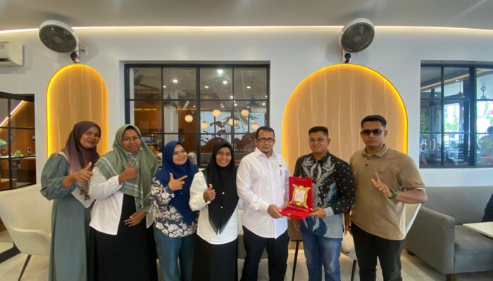 Eddyanto Terima Penghargaan Dari Perangkat Gampong Seuriget