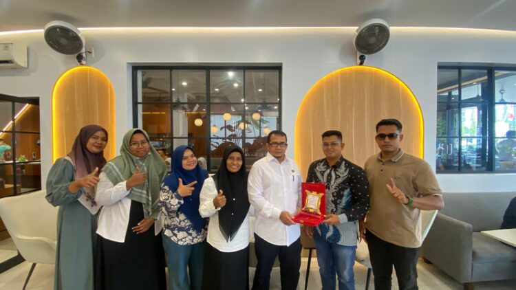 Eddyanto Terima Penghargaan Dari Perangkat Gampong Seuriget