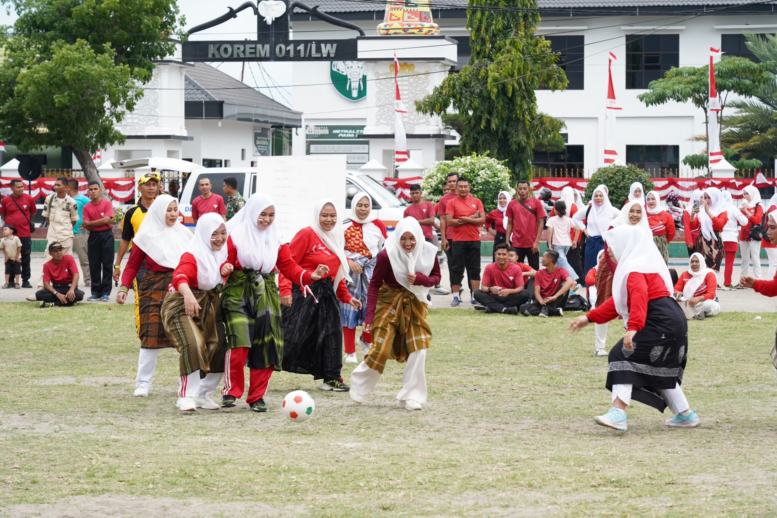 Bakiak, Tarik Tambang, Hingga Futsal Sarung! Begini Serunya Agustusan Di Korem Lilawangsa