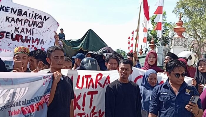 Warga Alue Tingkeum Unjuk Rasa Tuntut Status Desa