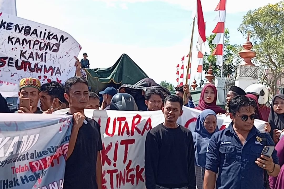 Warga Alue Tingkeum Unjuk Rasa Tuntut Status Desa
