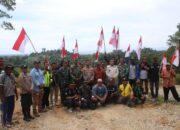 Bendera Merah Putih Berkibar Di Puncak Gunung Kila