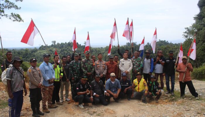 Bendera Merah Putih Berkibar Di Puncak Gunung Kila