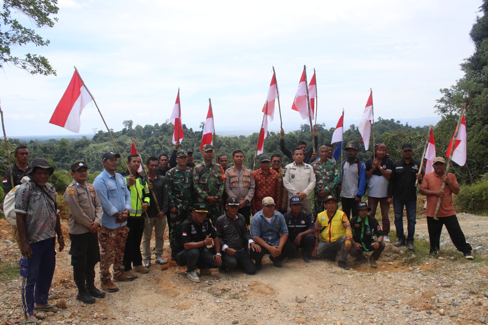 Bendera Merah Putih Berkibar Di Puncak Gunung Kila
