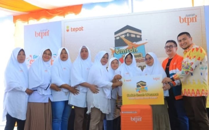 Bupati Labura Serahkan 7 Hadiah Umroh Dari BTPN Syariah