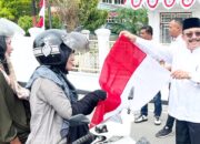Bupati Pidie Bagi-bagi Bendera Merah Putih Ke Masyarakat