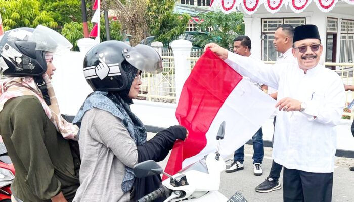 Bupati Pidie Bagi-bagi Bendera Merah Putih Ke Masyarakat