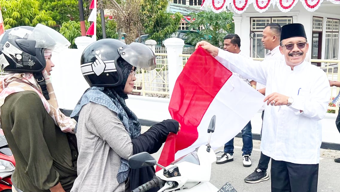 Bupati Pidie Bagi-bagi Bendera Merah Putih Ke Masyarakat