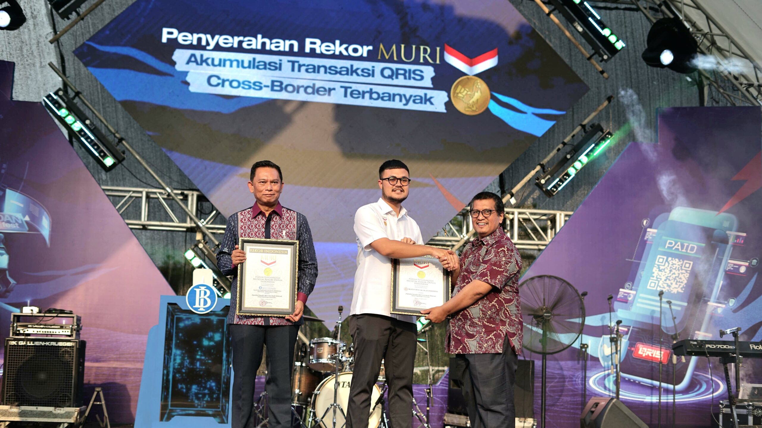 Ketua Panitia 3rd International Indonesian Pencak Silat Dr dr H Johny Marpaung MKedOG SpOG Subsp-KFM Terima Rekor MURI
