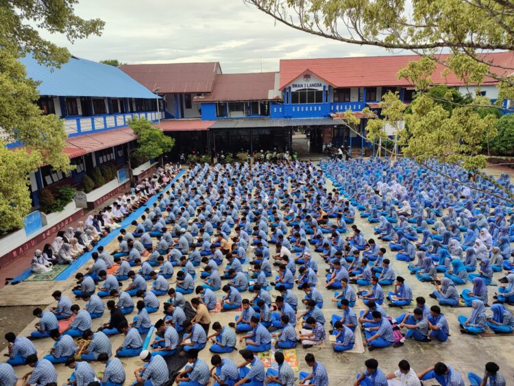 Peringati Hari Damai Aceh, Seribuan Siswa SMAN 3 Langsa Gelar Zikir Dan Doa