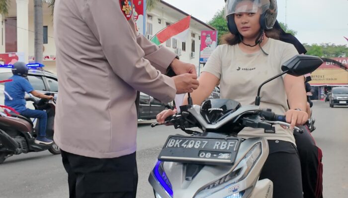 Sambut HUT Ke-80 RI, Kapolres Binjai Bagikan Bendera Merah Putih