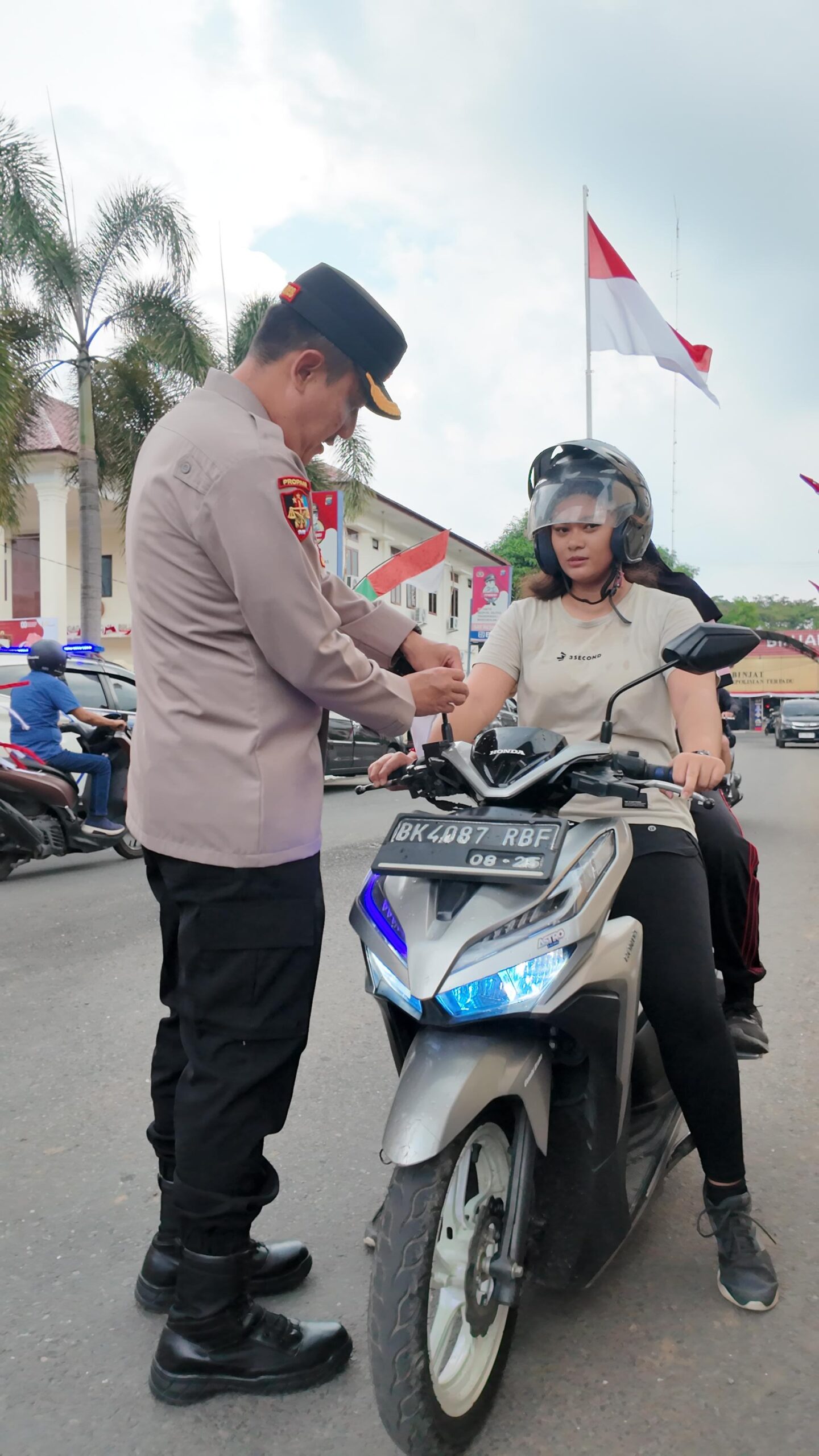 Sambut HUT Ke-80 RI, Kapolres Binjai Bagikan Bendera Merah Putih