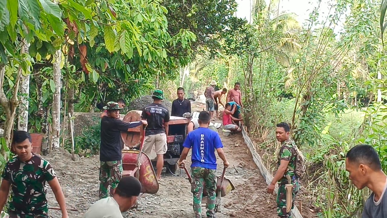 TMMD Kodim 0108/Agara Dan Warga Cor Jalan Rabat Beton