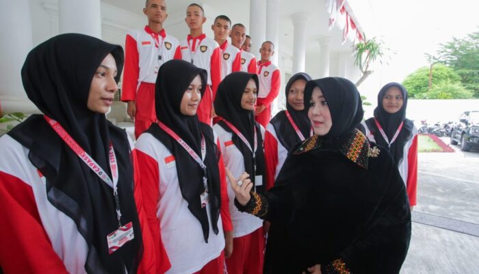 llliza Jamu Makan Siang Anggota Paskibraka Aceh