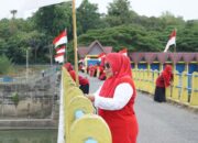 TP PKK Seulimeum Kibarkan Bendera Merah Putih Di Bendungan Krueng Aceh