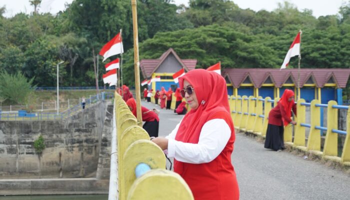 TP PKK Seulimeum Kibarkan Bendera Merah Putih Di Bendungan Krueng Aceh
