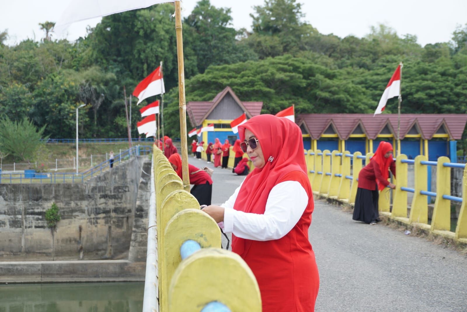 TP PKK Seulimeum Kibarkan Bendera Merah Putih Di Bendungan Krueng Aceh