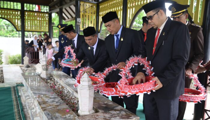 Bupati Aceh Besar Ziarah Ke Makam Pahlawan Teuku Nyak Arief