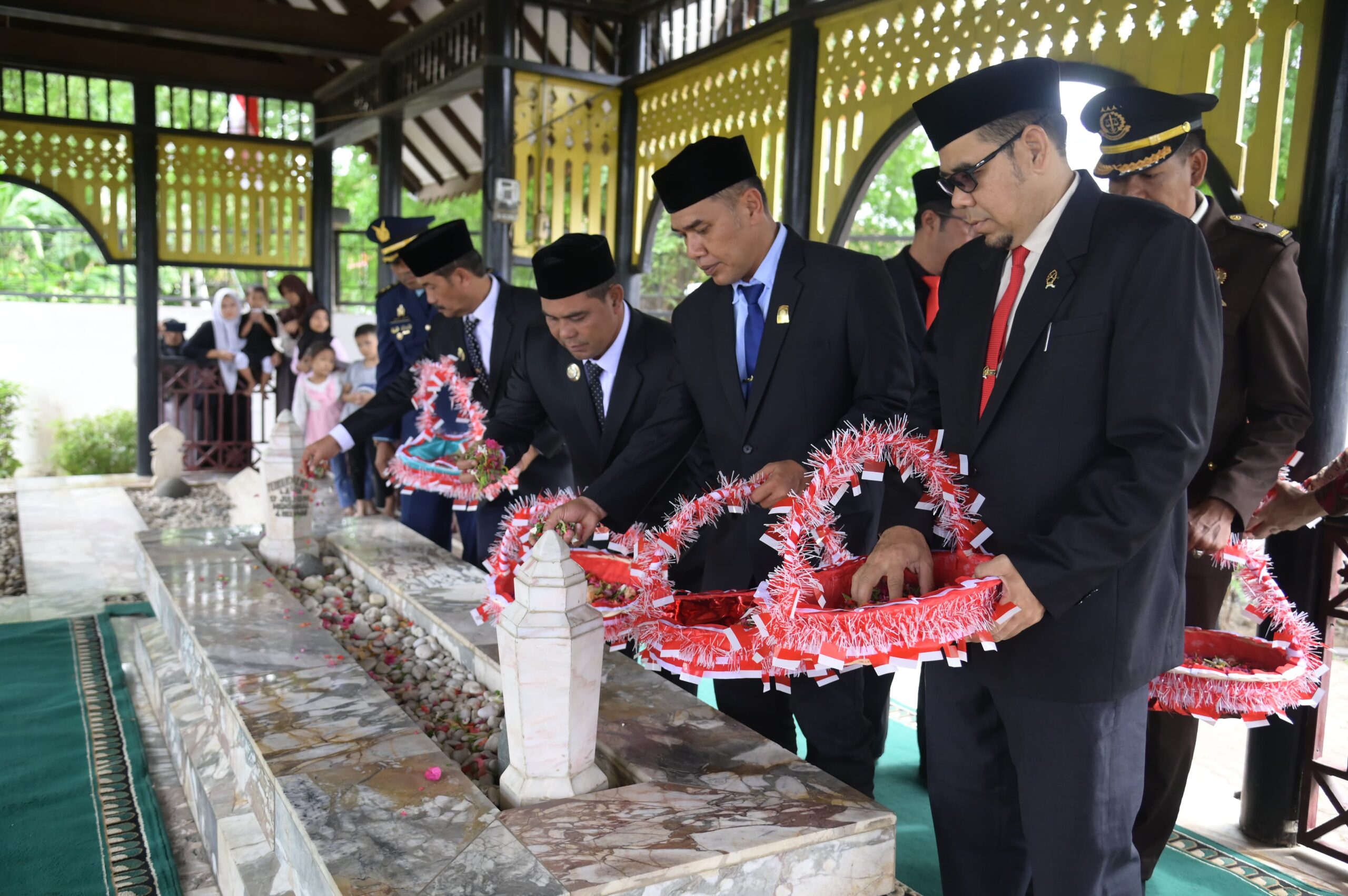 Bupati Aceh Besar Ziarah Ke Makam Pahlawan Teuku Nyak Arief