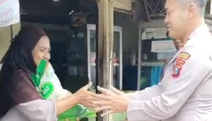 Polres P.Siantar Bagikan Beras Ke Warga Membutuhkan
