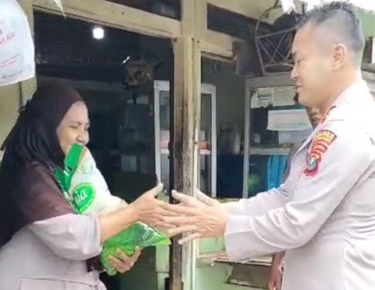 Polres P.Siantar Bagikan Beras Ke Warga Membutuhkan
