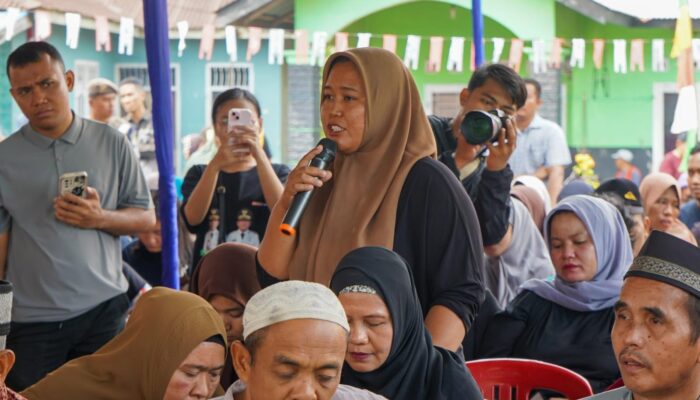 Warga Ungkapkan Terima Kasih Pada Rico Waas Atas Program Tebus Ijazah