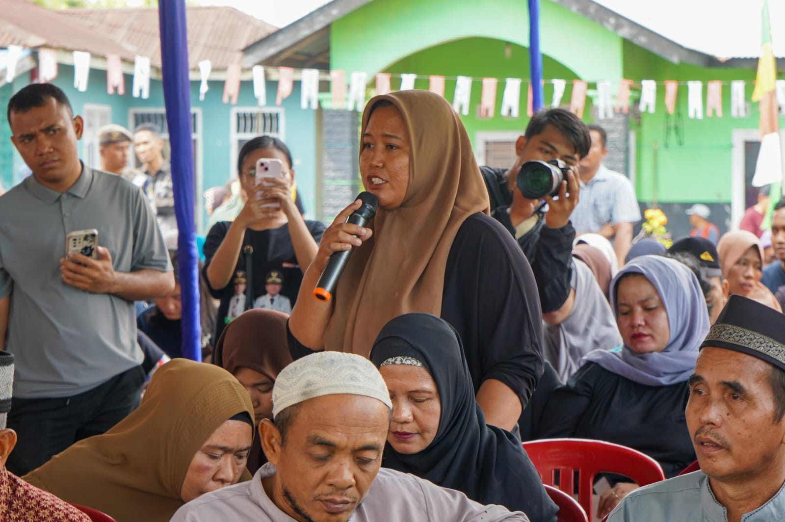 Warga Ungkapkan Terima Kasih Pada Rico Waas Atas Program Tebus Ijazah