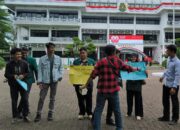 Mahasiswa Demo Rektor USU Muryanto Amin