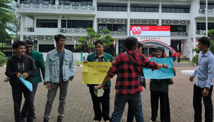 Mahasiswa Demo Rektor USU Muryanto Amin