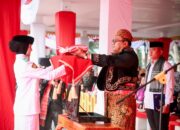 Jadi Inspektur Upacara HUT Ke 80 RI, Bupati Deliserdang Kenakan Pakaian Adat Jawa