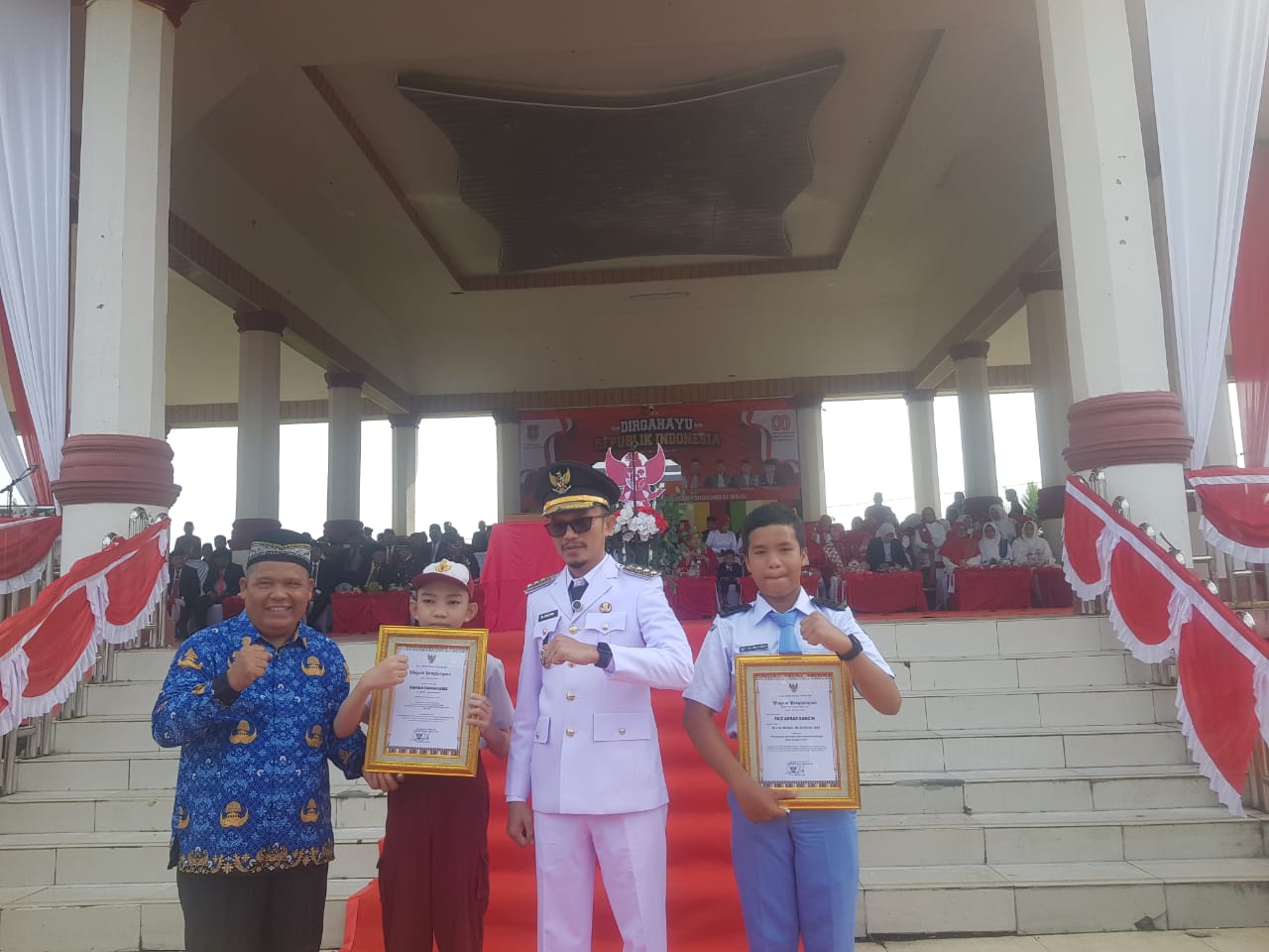 Irup HUT RI, Wali Kota Rasyid Bancin Serahkan Penghargaan Kepada Dua Siswa
