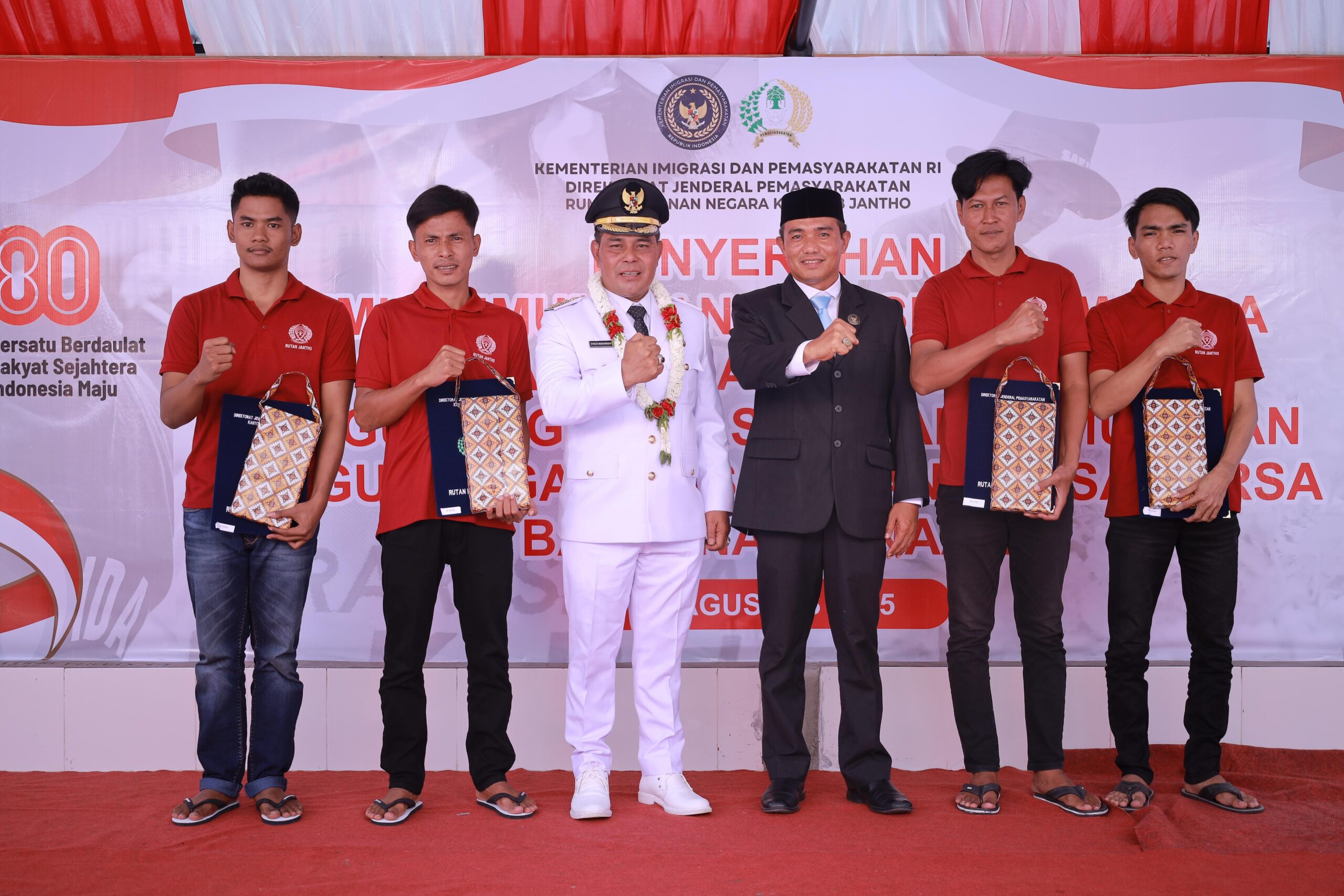 Bupati Aceh Besar Serahkan Remisi Bebas 4 WBP Rutan Jantho