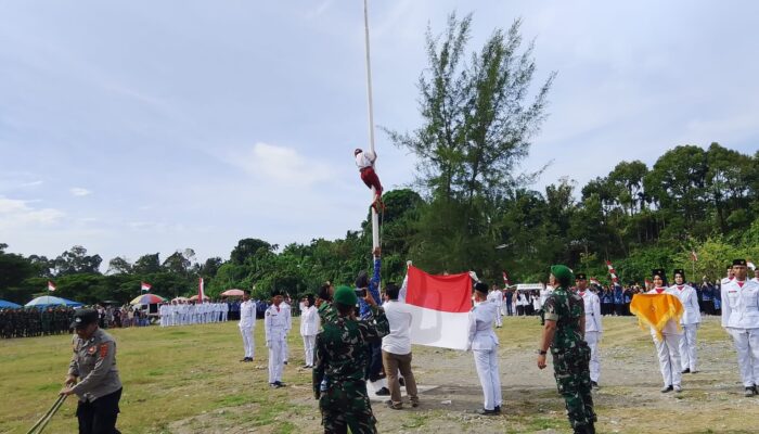 Heroik, Tali Bendera Putus Anak SD Keude Seumot Gerak Cepat
