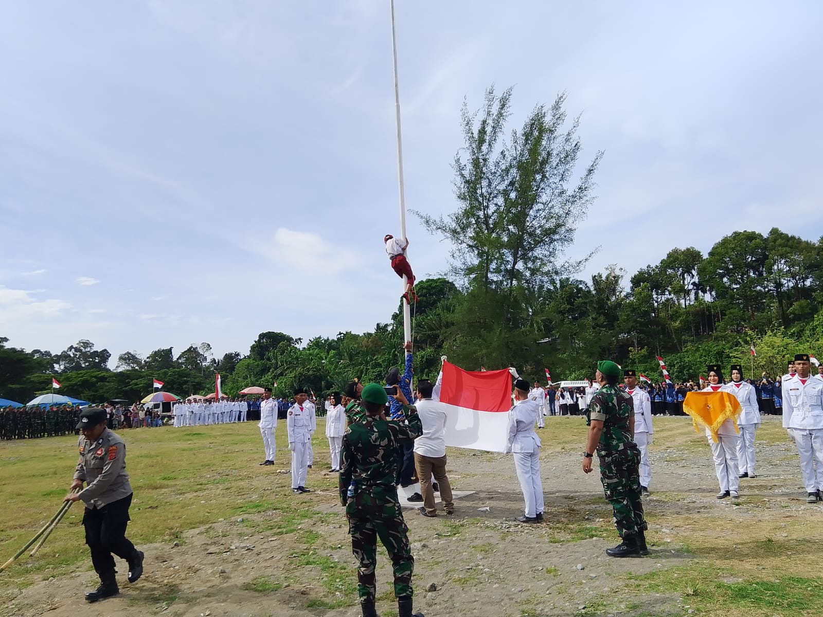 Heroik, Tali Bendera Putus Anak SD Keude Seumot Gerak Cepat