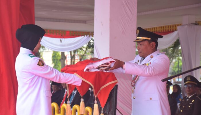 Serenade Penurunan Bendera Di Deliserdang, Diserahkan Sejumlah Penghargaan
