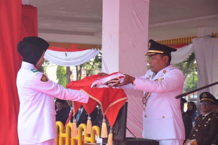 Serenade Penurunan Bendera Di Deliserdang, Diserahkan Sejumlah Penghargaan