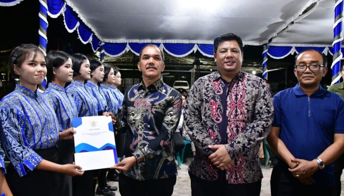 Pemkab Berikan Penghargaan Kepada Pasukan Paskibraka Samosir Tahun 2025