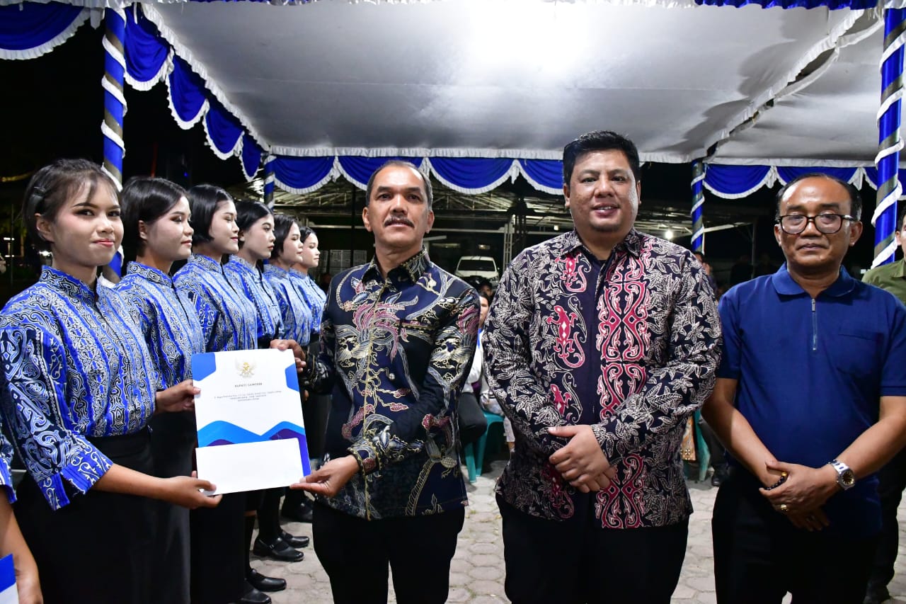 Pemkab Berikan Penghargaan Kepada Pasukan Paskibraka Samosir Tahun 2025