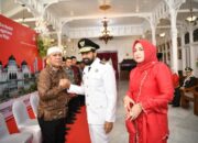 Gubernur Aceh Dan Istri Serahkan Cendera Mata Ke Keluarga Pahlawan