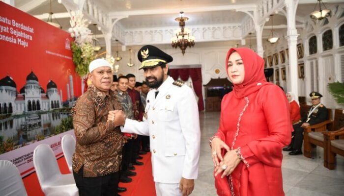 Gubernur Aceh Dan Istri Serahkan Cendera Mata Ke Keluarga Pahlawan
