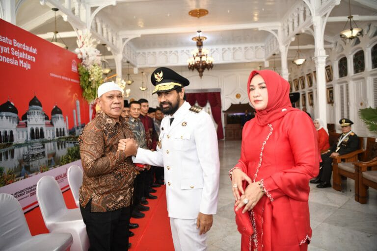 Gubernur Aceh Dan Istri Serahkan Cendera Mata Ke Keluarga Pahlawan